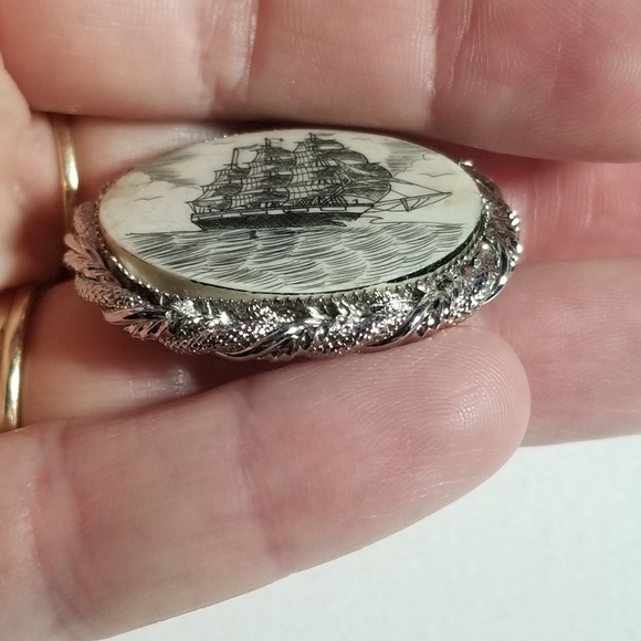 Relisted -Vintage ship brooch scrimshaw style silver tone boat nautical pin - Picture 9 of 11
